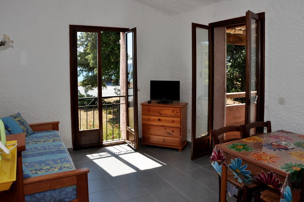 Aparthotel Sole E Mare Santa-Maria-Poggio  Habitación foto